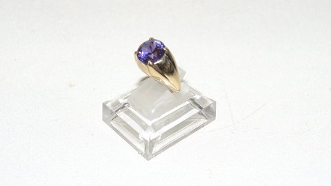 Elegant lady ring with purple stone 14 carat gold