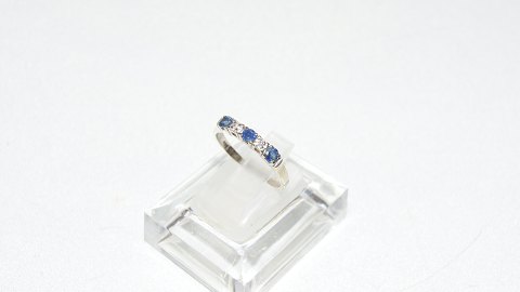 Elegant lady ring with blue stones and diamonds 14 carat gold