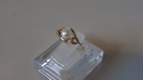 Elegant lady ring with pearl 9 carat gold
