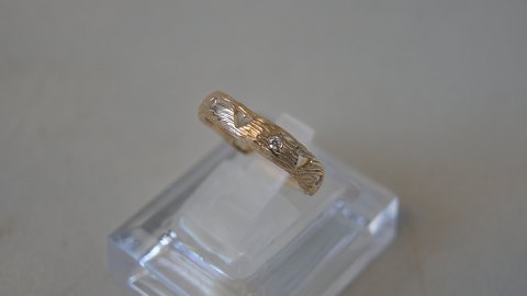 Elegant lady ring with stone 9 carat gold