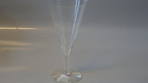 Red wine glass #Klausholm from Holmegaard
Height 18.5 cm