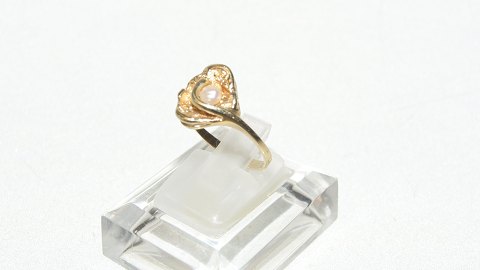 Elegant lady ring with Pearl 14 carat gold