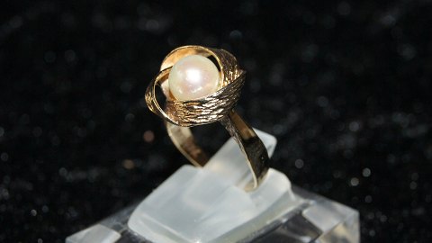 Elegant lady ring with white pearl 14 carat gold