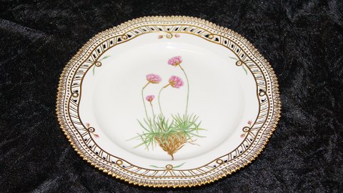 Breakfast plate Breakthrough with edge #Flora danica
Royal Copenhagen
Motif: Armeria Silirica Tyiz
Deck No. 20/3554
SOLD