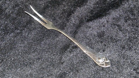 Pålægsgaffel #Fransk Lilje Sølvplet
Produceret af O.V. Mogensen.
Længde 14,3 cm ca