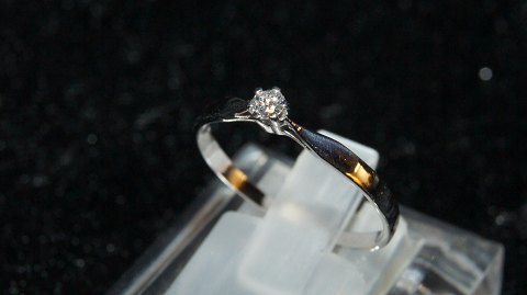 Elegant ladies ring with brilliant in 14 carat white gold
Stamped 585 JaA