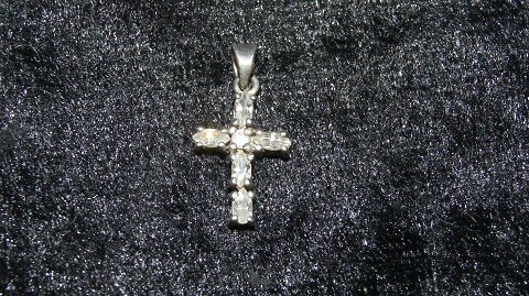 Charms/Vedhæng kors med sten i sølv
Stemplet 925 
Højde 20,82 mm