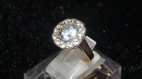 Elegant ladies ring with stones in 14 carat Gold