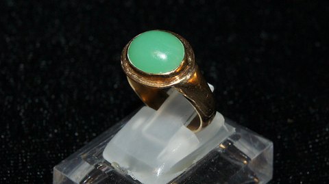 Elegant ladies ring with Green stone in 14 carat Gold