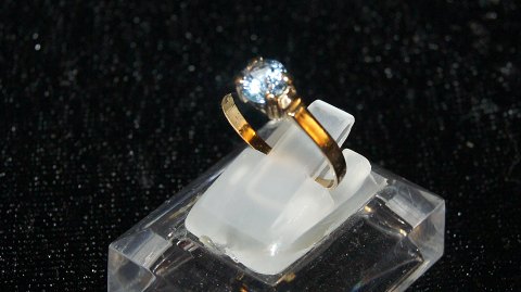 Elegant damering  med lyseblå sten i 14 karat Guld