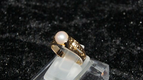 Elegant  Damering med Perle i 14 karat guld
Stemplet 585 
Str 53
