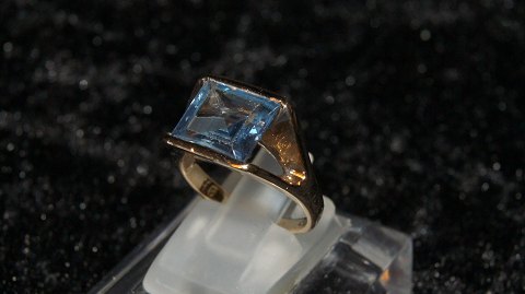 Elegant  Damering med blå sten i 14 karat guld
Stemplet 585 
Str 48