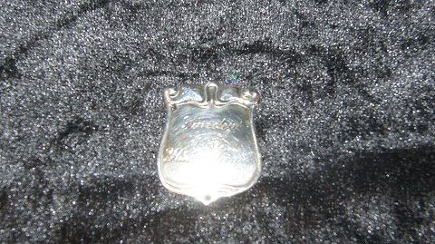 Emblem I Sølv med gravering på
Længde 3,5 cm
Brede 2,7 cm
Pæn stand