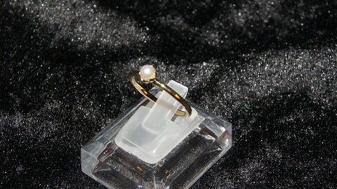 Damering med hvid perle 8 karat guld
Str 57