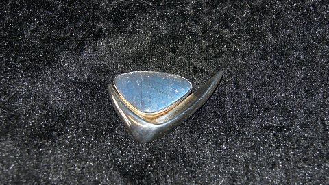 Broche med blålig sten i Sølv
Stemplet KGKI 925