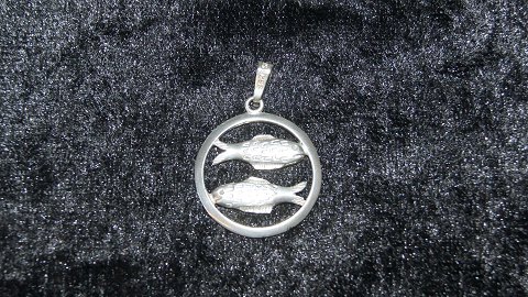 Pendant in Silver (Fish in zodiac sign)
Measures 22.83 mm in dia
Nice and well maintained condition