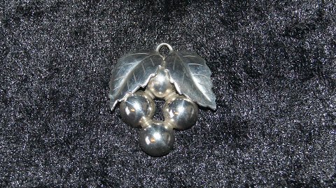Pendant in Silver grapes
Stamped John L Denmark
Measures 33.42 * 28.11 mm approx
Nice and well maintained condition