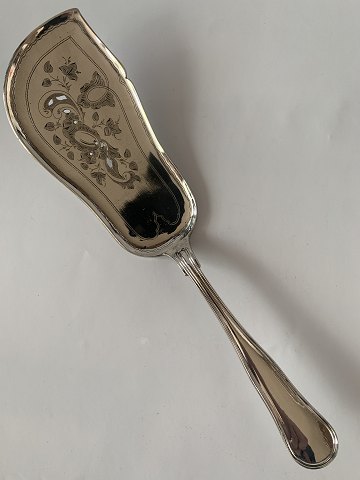 Double fluted cake spatula / serving spatula in silver
Stamped 3 towers
Length approx. 28 cm
Produced in the year 1959