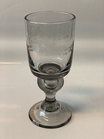 Vinsglas med skarvering
Højde 14,5 cm ca