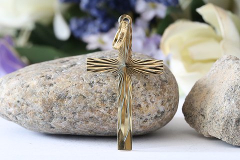 Iconic gold cross, with beautiful details. Made in 14 carat gold.