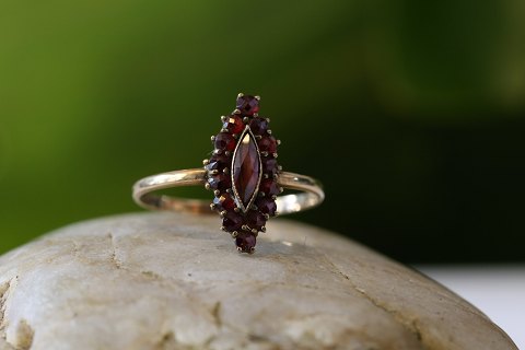 Beautiful gold ring with inlaid garnets and beautiful ornaments. 8 carat gold, 
size 55.