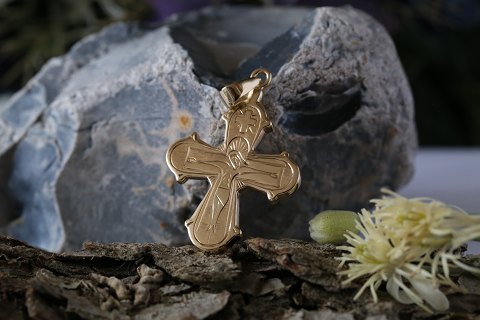 Gold cross in 14 carat gold for necklace. Classic pendant.