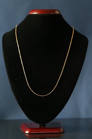 Thin gold chain in 8 carat gold, with carabiner clasp.