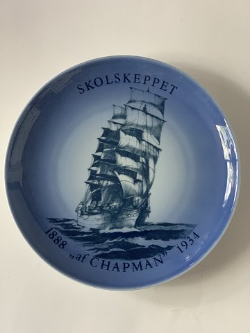 Bing og Grøndahl  skibsplatte
Dek nr. 8586/619
Platte nr. 4-1980
SKOLSKEPPET
Chapman år 1888-1934