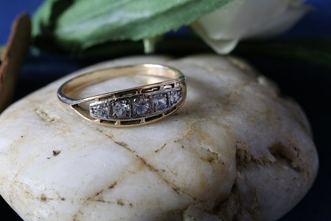 Gold ring in 14 carats, stamped 585, size 59 m. 5 clear stones.
SOLD