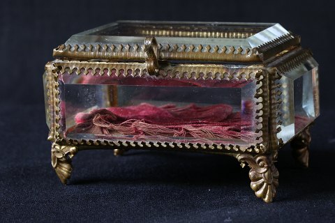 Small jewelery box with faceted glass, in antique look, Very elegant.