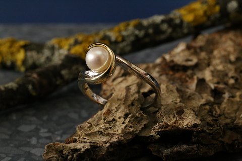 Smuk og elegant damering i 14 karat hvidguld, med indlagt ægte perle. Størrelse 
55