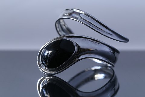 Beautiful twisted bracelet, with black stone. Very unique and elegant design.