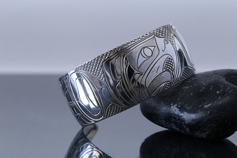Nice bracelet in shiny metal, and with a nice pattern. Stamped "Eagle".