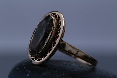 Gold ring in 14 carat gold, with inlaid smoke topaz. Size 60.