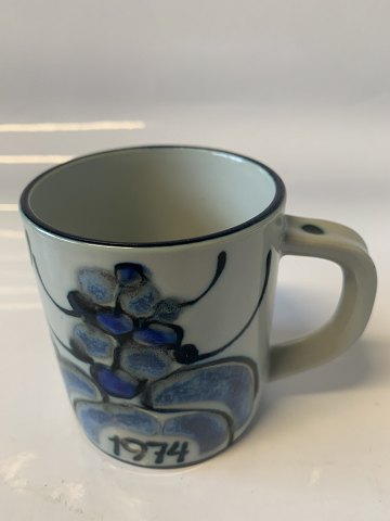 Royal Copenhagen Faience, Year Mug 1974
Deck No. 3495
Height 7.5 cm.
SOLD