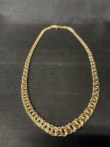 Bismark-halskæde i 14 karat guld, med forløb og karabinlås. Meget elegant 
halskæde. Længde 45 cm.