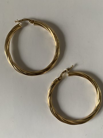 Creoles in 14k gold, with a beautiful vivid pattern.
