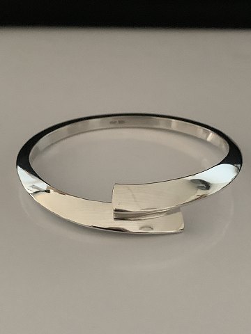 Beautiful sterling silver bracelet with many details. Stamped 925s