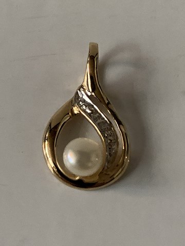 Gold pendant in 14 carat white-red gold, with inlaid pearl and a diamond.