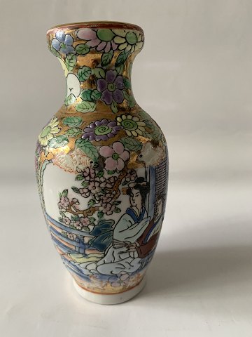 Tall slim Chinese vase in classic style.
Height: 15 cm.