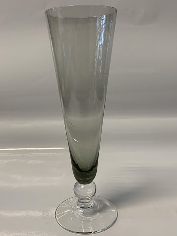 Champagnefløjte, røgfarvet.
Højde 19,5 cm