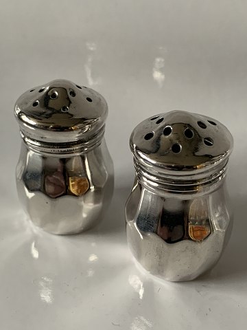 Salt and pepper set in Sterling silver.
Height 5.5 cm