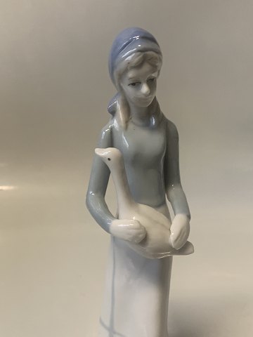 Large figurine of Girl with Goose.
Height 20,5 cm.