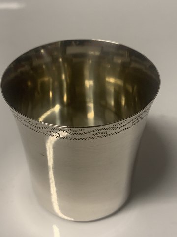 Drinking goblet in silver.
The goblet measures: H: 4.5 cm. Dia: 4.4 cm.