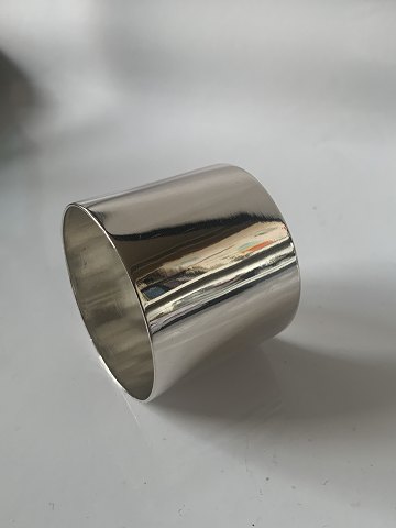 Napkin ring Silver.
Stamp: Three Towers
Size 3.8 x ø 5.6 cm.