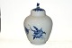Kongelig Blå Blomst Svejfet, Vase med låg (Lågkrukke)
Dek. nr. 10/#1791