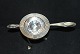 Tesi og holder 1920 Træske Sølv
Cohr Sølv
Længde på tesi 15 cm. Højde på holder 5,5 cm