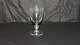 Red wine glass with empire-like Skarveringer