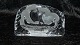 Graverede krystalglasskulptur Vikingskib Norge
Mat Jonnason Sverige
Måler 16 cm
Højde 10 cm
Pæn og velholdt stand