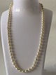 Pearl chain with gold lock, (salt water pearls) 14 Carat.
Length: 44 cm.